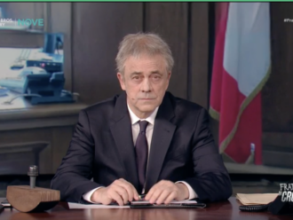 Copertina di Crozza-Urso “chiarisce” l’ipotesi di riconversione bellica dell’industria automobilistica in Italia: “Più limpeto di così…”