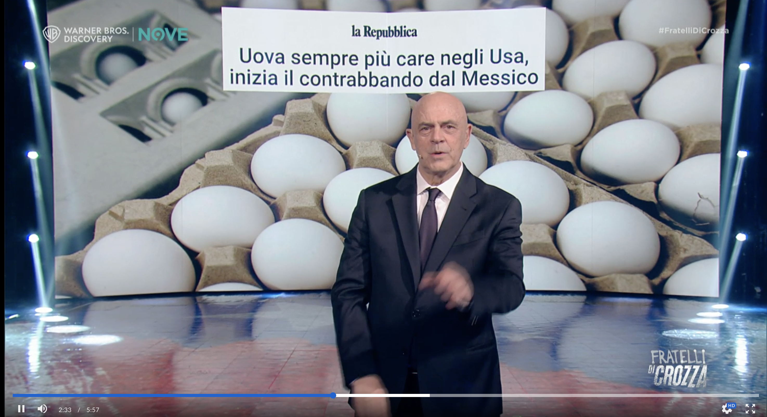 Il monologo di Crozza: “Emergenza uova in Usa: ormai ci sono i narcos messicani che nascondono uova nei panetti di cocaina”