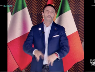 Copertina di Crozza-Salvini ossessionato dalle percentuale di consenso: “Armi? No. Ma italiane? Cosa c’è di più bello di una bomba a mano fatta a mano?”