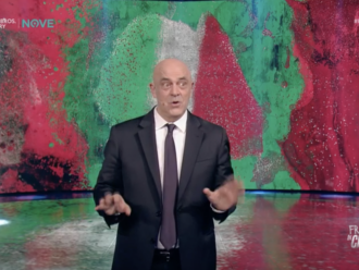 Copertina di Il monologo di Crozza: “Meloni e Salvini? Trumpiana lei, putiniano lui… l’Europa in cantina con la cyclette”