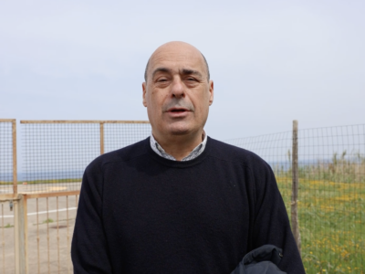 Copertina di Centrosinistra a Ventotene, fiori sulla tomba di Spinelli. Zingaretti: “Continueremo a difendere i valori di libertà”