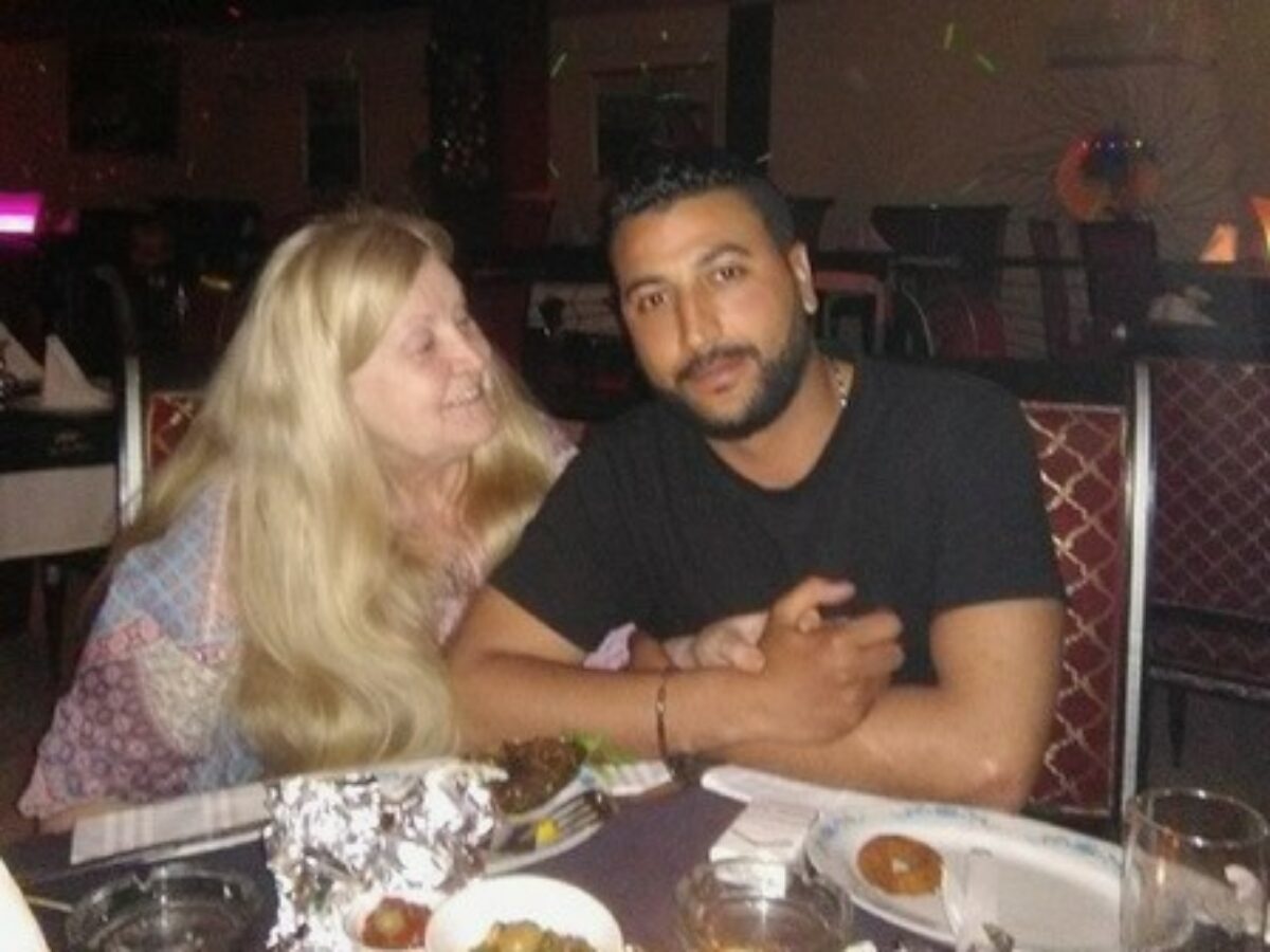 “È un tunisino focoso, facciamo sesso più della maggior parte delle persone. Riceviamo insulti orribili”: la storia d’amore tra una 74enne e un 40enne