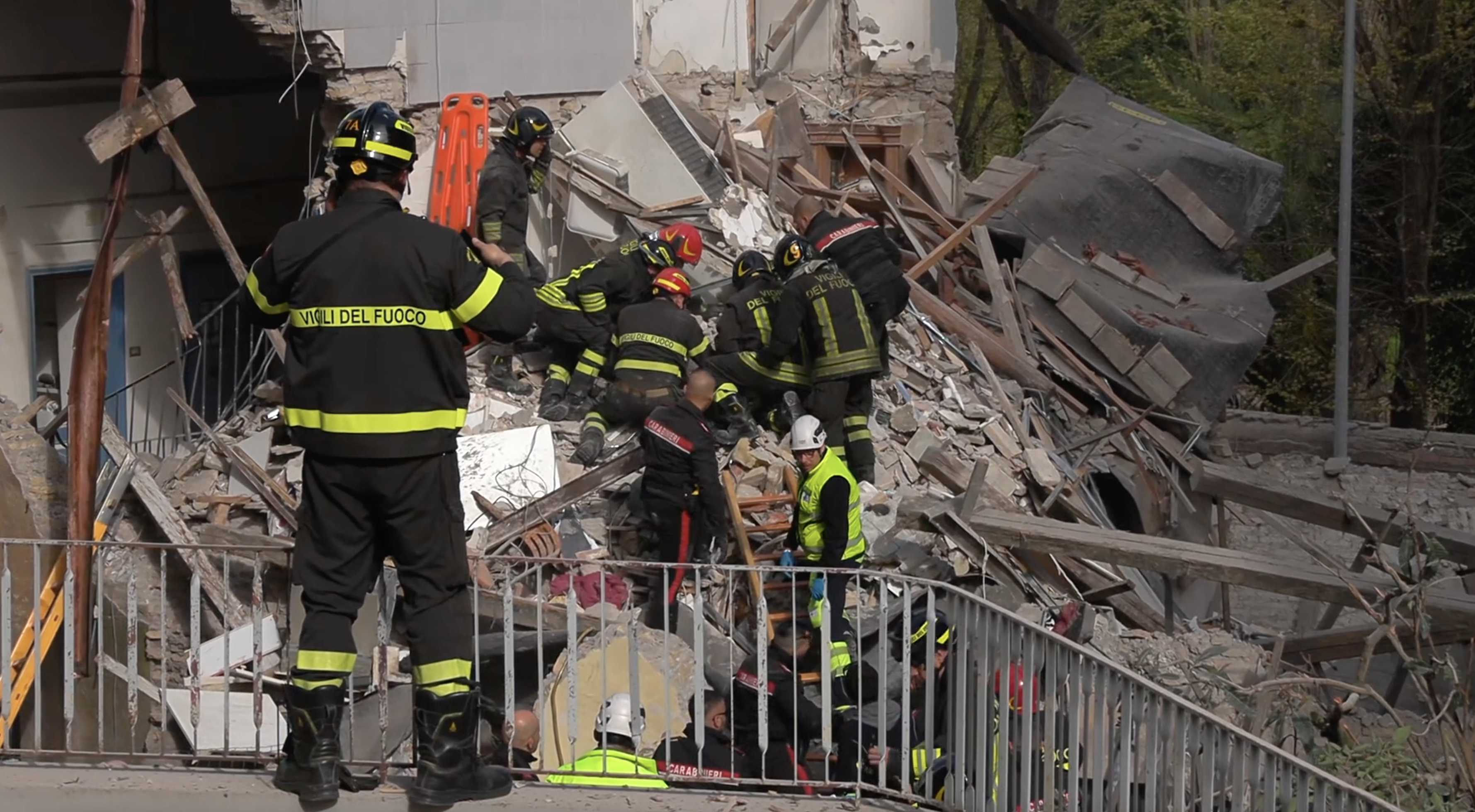 Roma, esplosione a Monteverde: crolla una palazzina. Soccorritori al lavoro per trovare i dispersi – video