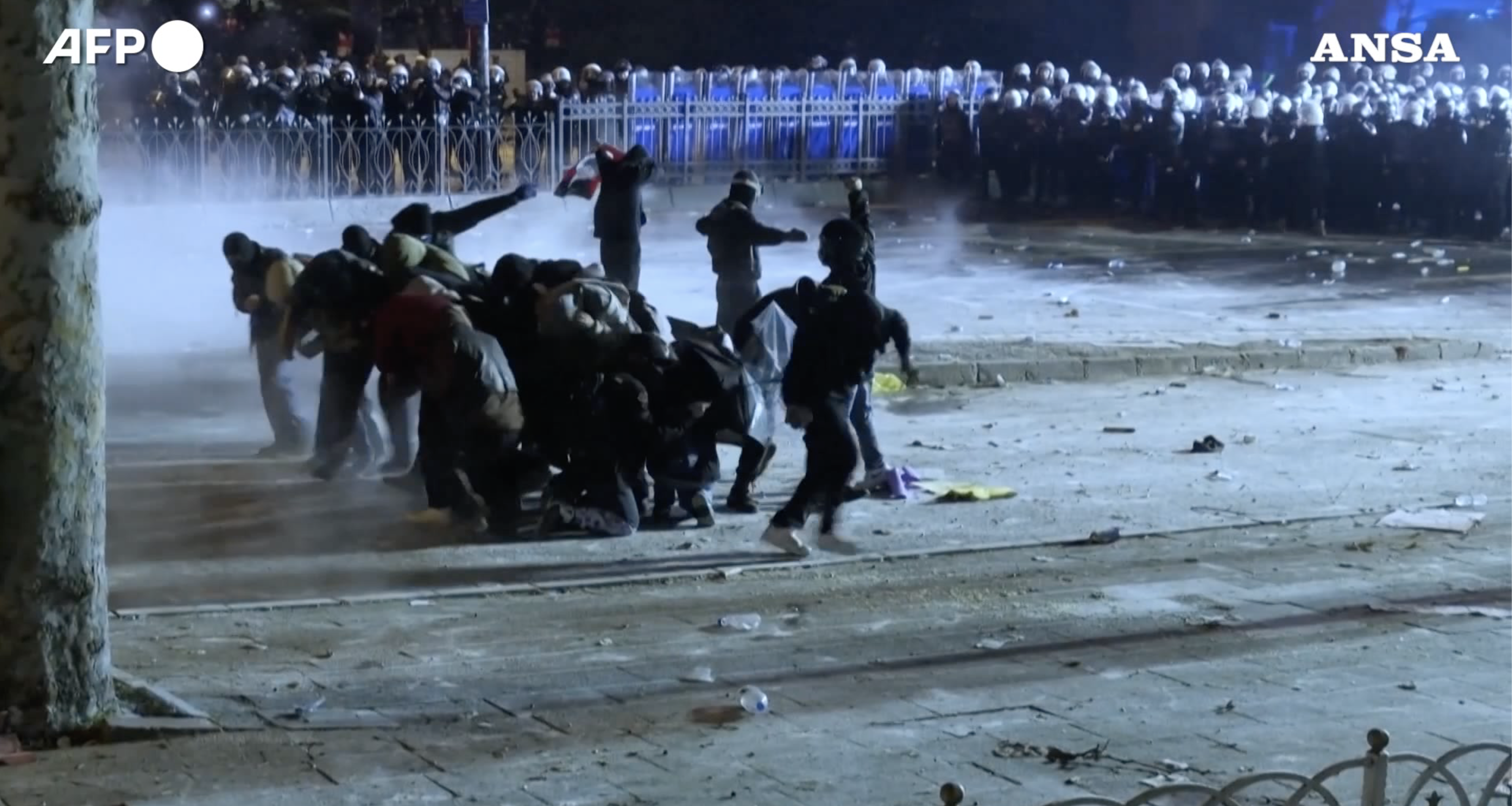 Scontri a Istanbul alle manifestazioni contro l’arresto del sindaco. Arrestate oltre 300 persone – video