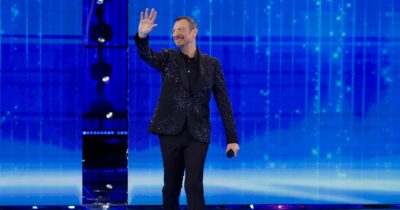 Copertina di Folla di ragazzi a Londra per Amadeus, il conduttore ‘accolto’ da rockstar – Video