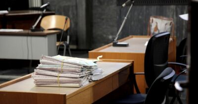 Copertina di Strangolò la madre e finse una morte accidentale, la difesa chiede la perizia psichiatrica