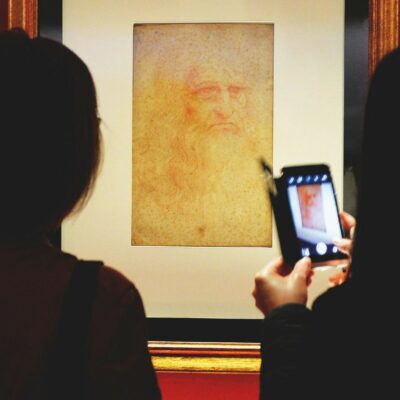 Copertina di Povero Leonardo, diventato un marchio per chi fa le armi