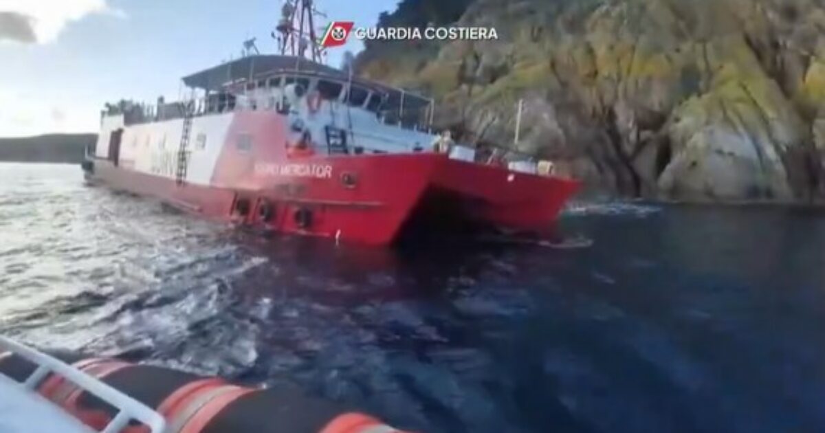 Nave oceanografica si incaglia sugli scogli all’isola d’Elba. Salvi gli 11 membri dell’equipaggio