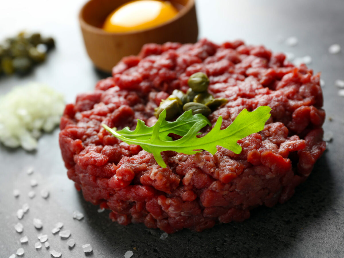 Per due anni ha un forte dolore al petto ma i medici non riescono a capire cosa sia, poi la scoperta choc: “Un batterio preso maneggiando carne cruda è arrivato al cuore”