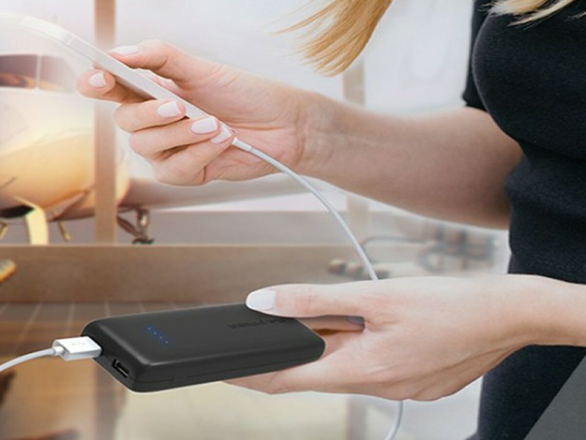 Powerbank vietati in aereo dal 1° aprile: “Sono una minaccia per la sicurezza”. L’annuncio delle compagnie aeree