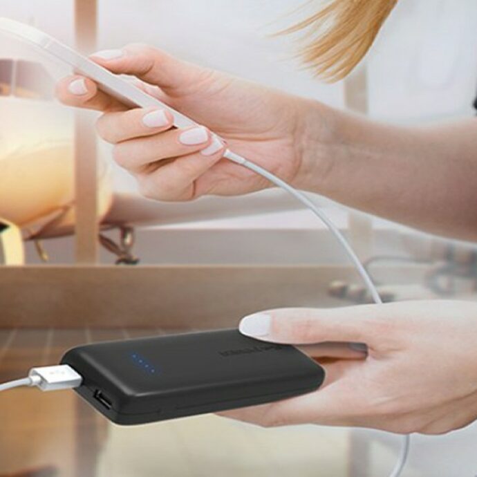 “C’era l’acido che volava ovunque, l’uomo ha preso fuoco appena ha preso in mano il caricatore”: la power bank gli esplode in tasca, evacuato l’aeroporto di Melbourne