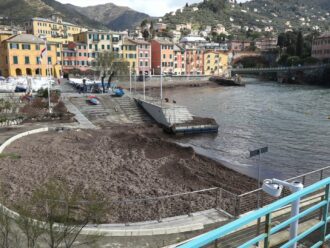Copertina di Il porticciolo di Nervi è invaso dalla alghe, barche bloccate. La rabbia dei residenti: “Colpa di Bucci”