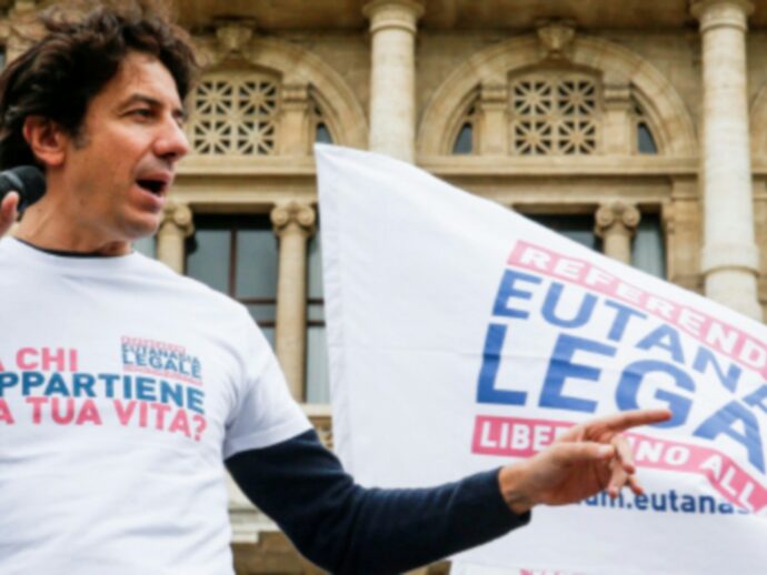 Aiuto al suicidio, per Cappato disposta l’imputazione coatta