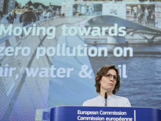 La commissaria Ue all’Ambiente: “La stretta sui Pfas non prima del 2026”. A vuoto gli appelli, vincono le lobby