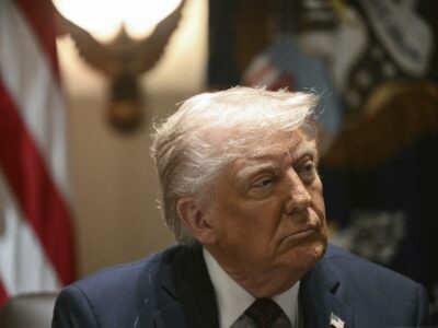 Copertina di Russia-Ucraina, gli Usa annunciano due intese. Trump: “Valutiamo fine sanzioni a Mosca”. Poi gli insulti all’Ue: “È vero, sono parassiti”