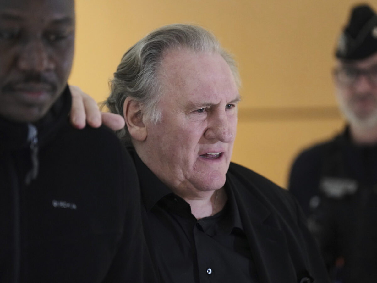 Al via il processo contro Gérard Depardieu, caos in aula durante l’arringa del suo avvocato: “Fanny Ardant ha dovuto lasciare la stanza”