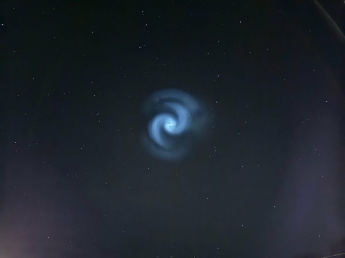 Una misteriosa spirale luminosa avvistata nei cieli del Nord Italia: al centro c’è una “S”, ecco la spiegazione