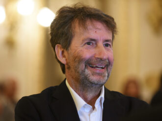 Dare ai figli solo il cognome della madre: la proposta di Franceschini (Pd). “Risarcimento per ingiustizia secolare”