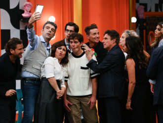 Copertina di “Il politicamente corretto? Se parte l’indignazione del pubblico, vuol dire che stai sbagliando”: Alessandro Siani con Angelo Pintus al timone di “LOL 5”