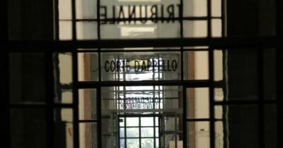 Copertina di A processo per omicidio preterintenzionale i due vigilantes che bloccarono un uomo davanti alla sede di Sky