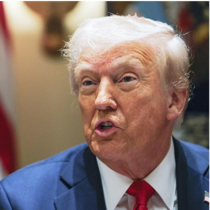 Prima i dissidi con Donald Trump, ora la “fuga” dagli Usa: George Clooney ottiene la cittadinanza francese. Restano dubbi sull’iter con cui ha conseguito il doppio passaporto