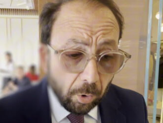 “Dal deputato Pisano avances sessuali e niente stipendi alle ex collaboratrici”: la denuncia di La Vardera