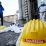 Copertina di Un altro morto sul lavoro: operaio e rapper 24enne schiacciato tra due motrici a Nocera Inferiore