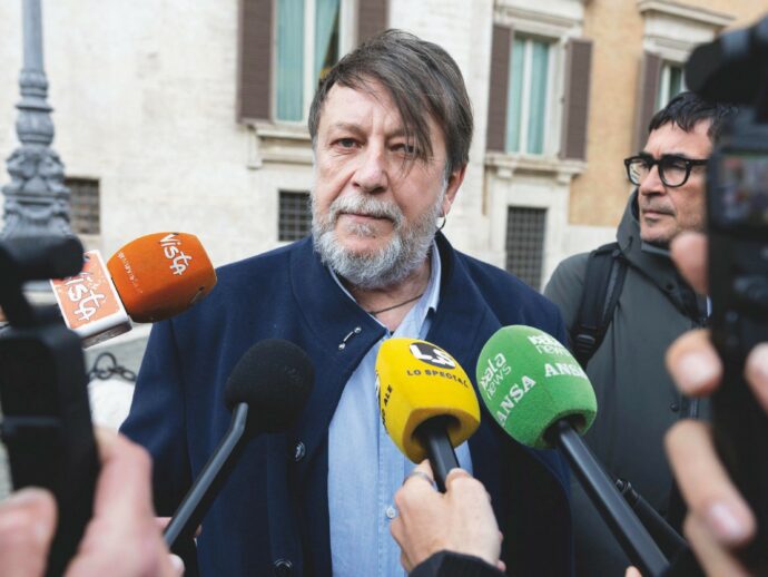 Caso Paragon, attivisti spiati dai Servizi:  l’ok della procura generale