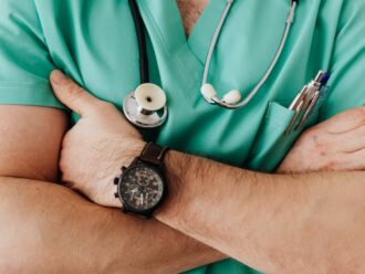 “Ha toccato i genitali di un minore”: medico rinviato a giudizio per violenza sessuale aggravata