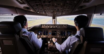 Copertina di “Figlio di pu***na non mi tocchi, lei non sai chi sono io!”: l’aereo è in ritardo, una passeggera furiosa tenta di entrare nella cabina di pilotaggio