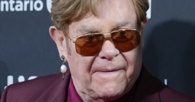 Copertina di “Elton John sta cercando di fare da paciere tra i Beckham. La faida lo rende terribilmente triste, vuole solo che tutti siano felici”: la rivelazione