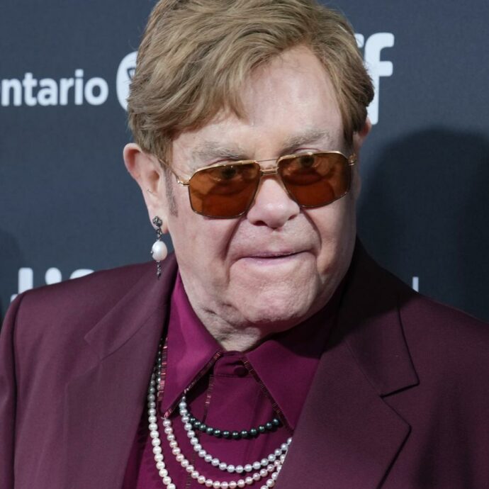 Elton John: “Ho scritto una canzone che parla della mia morte, non mi resta molto tempo”. L’amica rivela: “Il suo corpo si è accartocciato sul pianoforte”