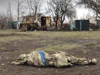 Copertina di Macron: “La Russia vuole continuare l’aggressione”. E annuncia altri 2 miliardi di armi a Kiev. Usa: “Per accordo di pace ci vorrà tempo”