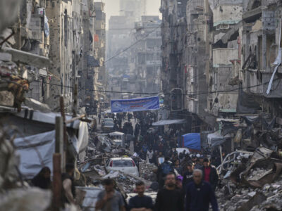 Copertina di Israele bombarda ancora nella notte. Uccisi altri due giornalisti e almeno 5 bambini