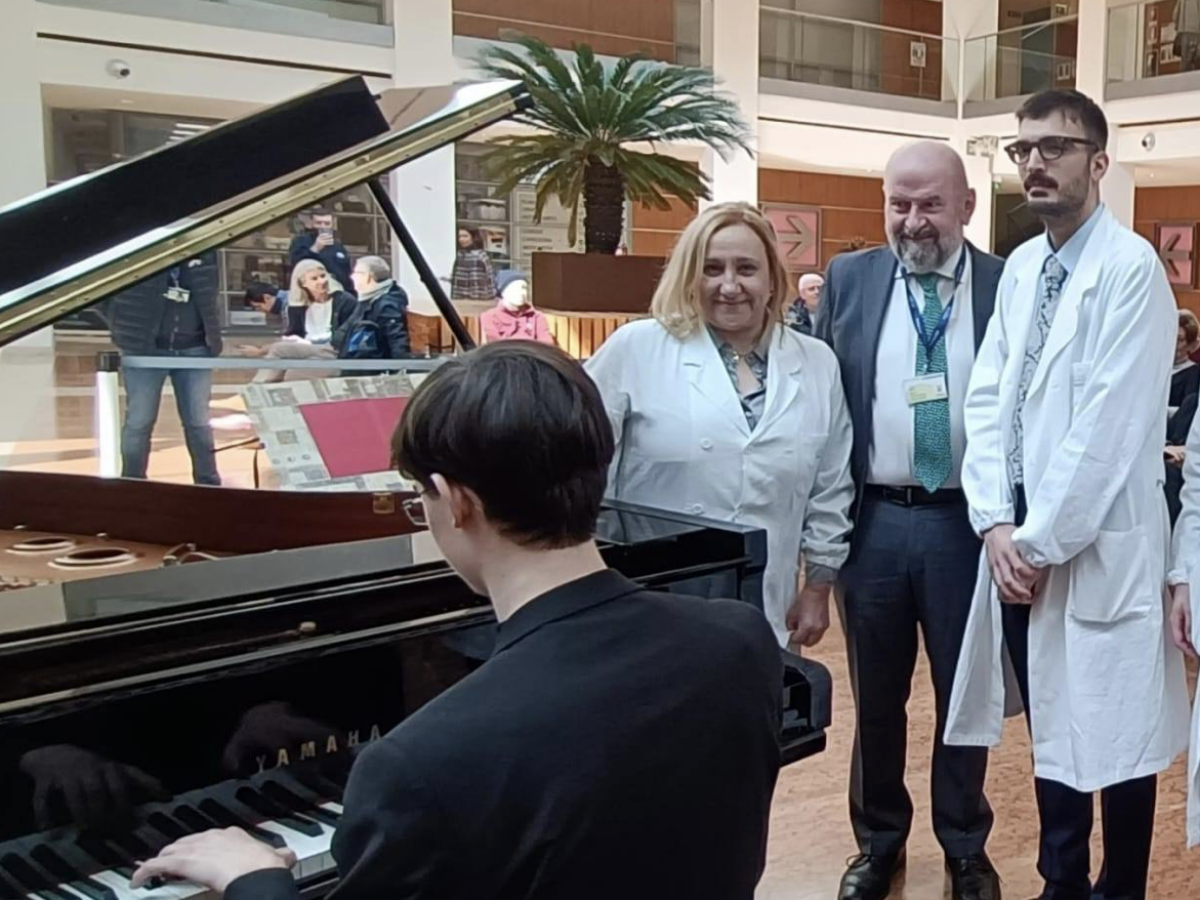 “Mi hanno salvato la vita, potrò continuare a suonare”: il pianista 18enne Andrea Simone De Nicolò operato al cervello per un tumore fa un concerto in ospedale