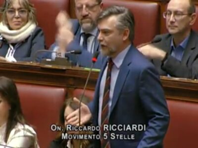 Copertina di Insulti di Donzelli al giornalista del Fatto, Ricciardi (M5s) in Aula: “Comportamento squadrista e violento”