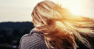 Copertina di “Non sono pronta per essere la madre di una ragazzina di 14 anni. Perché la società non permette di dire che essere mamma è difficile o che una donna non ama farlo?”: lo sfogo virale