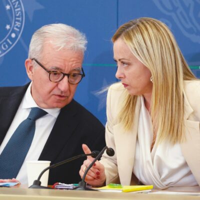 Copertina di Caso Calderone, imbarazzo al governo: Meloni sta alla larga e Mantovano l’avverte