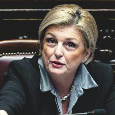 Copertina di Caso Calderone, figuraccia della ministra: smentita sugli esami dalla collega Bernini