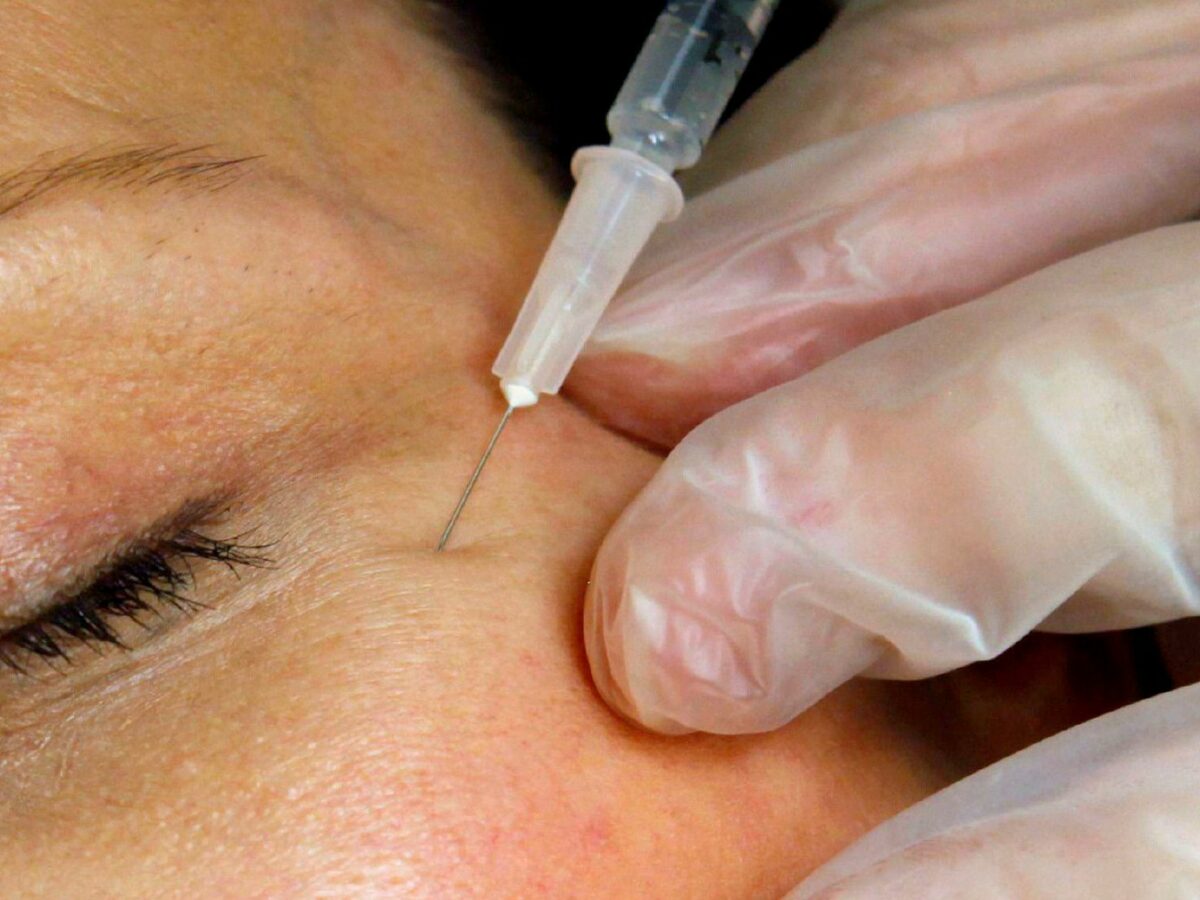 “Più controlli e stop alle pubblicità di interventi estetici, sono diventati un’ossessione”: le misure del governo cinese dopo il boom di “ritocchini” tra Millennial e GenZ