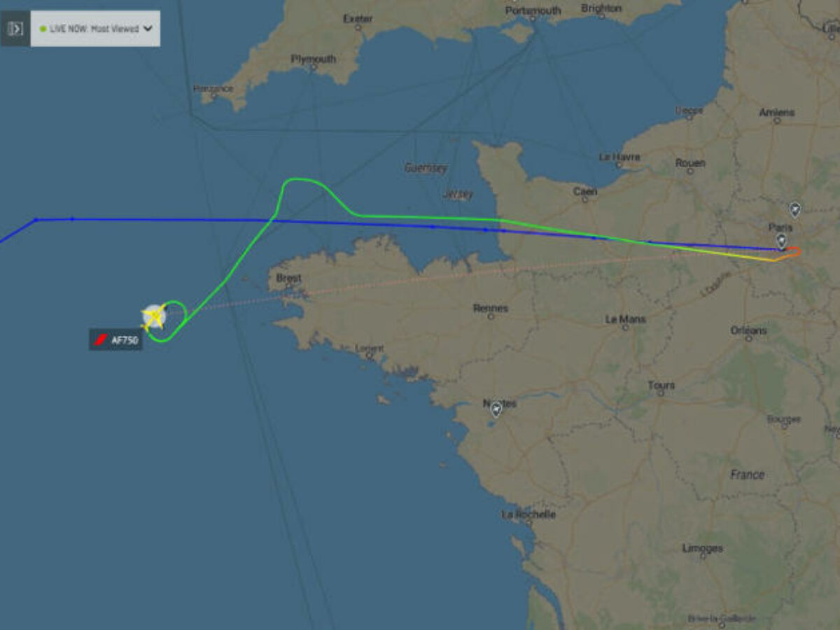 Passeggero perde il telefono a bordo: volo Air France per i Caraibi costretto ad invertire la rotta e rientrare a Parigi per rischio incendio
