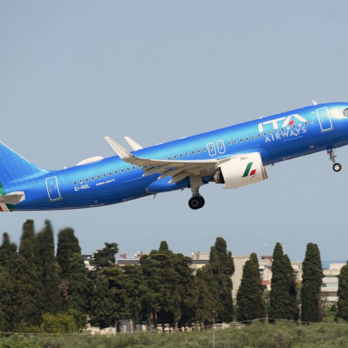 ITA Airways punta sull’intelligenza artificiale per tagliare i consumi e risparmiare con il caro-carburante: ecco come funziona l’algoritmo in cabina
