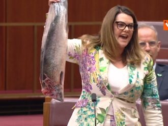 Senatrice mostra un salmone morto per protestare contro la legge che tutela gli allevamenti intensivi
