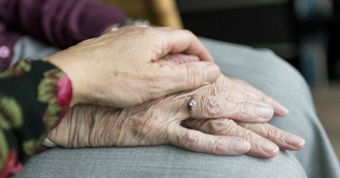 Caregiver familiari, associazioni inascoltate e risorse insufficienti: perché il ddl Locatelli fa infuriare tutti
