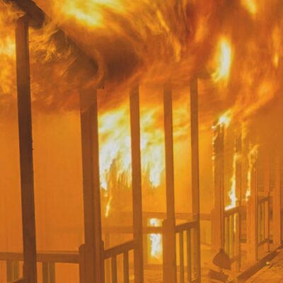 Copertina di Litorale romano, ombre di guerra: a Ostia dà fuoco a 7 stabilimenti