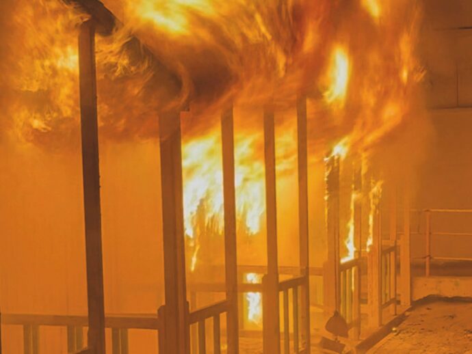 Litorale romano, ombre di guerra: a Ostia dà fuoco a 7 stabilimenti