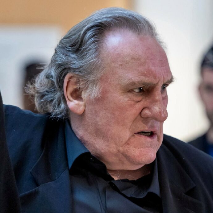 Gerard Depardieu condannato a 18 mesi per violenza sessuale: “Colpevole di aggressione sessuale a due donne sul set del film ‘Les Volets verts'”