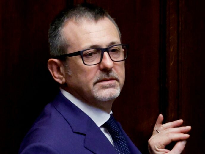 Da dove insulta Delmastro?  Dal suo ufficio. Giunta immunità