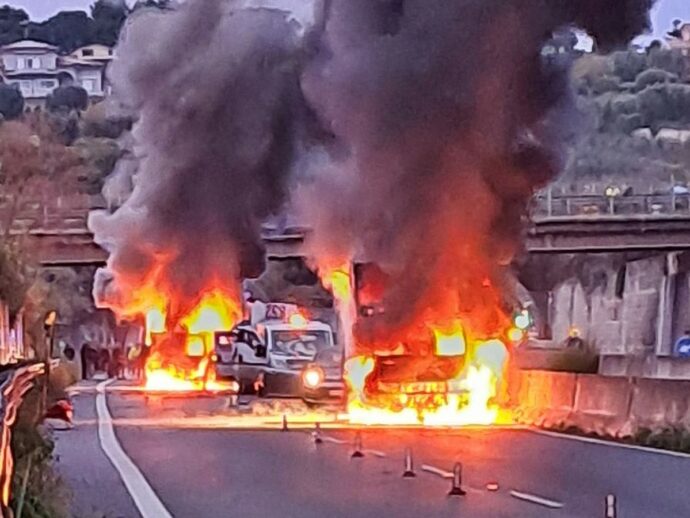 Assalto a un portavalori nel Livornese: esplosioni e spari. “Una scena da film”. Bottino milionario