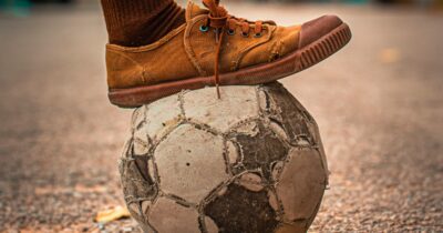 Copertina di Ragazzini multati perché giocavano a pallone in piazza: i genitori dovranno pagare una multa da 50 euro